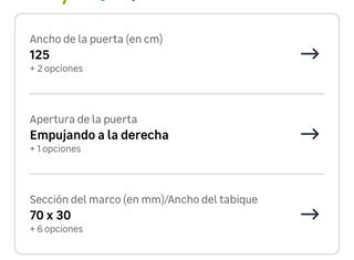 Puerta blanca con lucernas