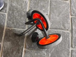 Bicicleta infantil naranja con ruedines
