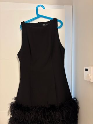 Vestido negro Zara con plumas