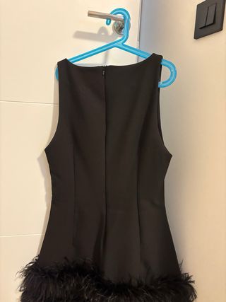 Vestido negro Zara con plumas