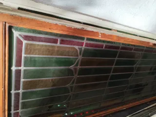 8 Puertas hierro cristal. 2 sin marcoemplomado.