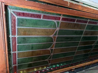 8 Puertas hierro cristal. 2 sin marcoemplomado.