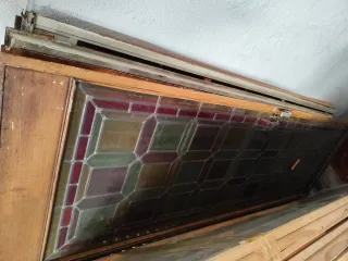 8 Puertas hierro cristal. 2 sin marcoemplomado.