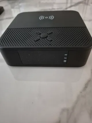 Radio Despertador Negro con Carga Inalámbrica