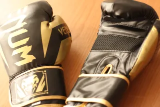 Guantes de Boxeo Venum Negros y Dorados.