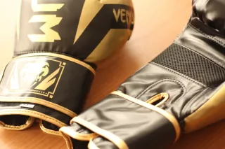 Guantes de Boxeo Venum Negros y Dorados.