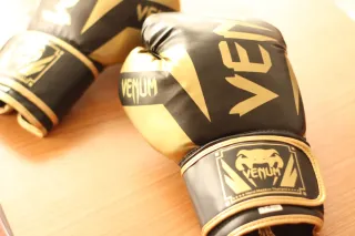 Guantes de Boxeo Venum Negros y Dorados.