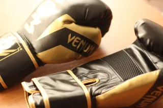 Guantes de Boxeo Venum Negros y Dorados.