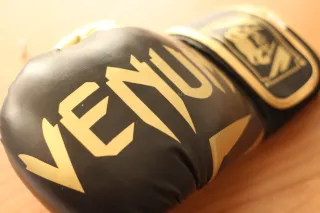 Guantes de Boxeo Venum Negros y Dorados.