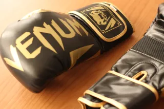 Guantes de Boxeo Venum Negros y Dorados.
