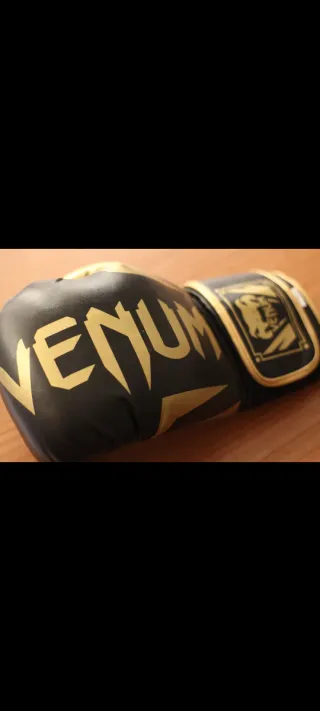 Guantes de Boxeo Venum Negros y Dorados.
