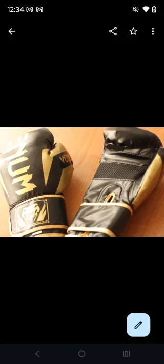 Guantes de Boxeo Venum Negros y Dorados.