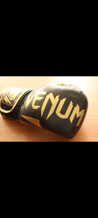 Guantes de Boxeo Venum Negros y Dorados.