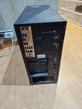 Torre PC con Placa Base y Procesador