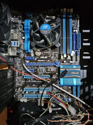 Torre PC con Placa Base y Procesador