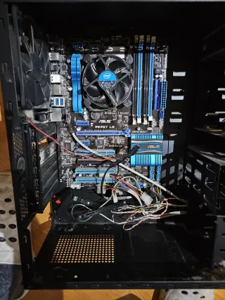 Torre PC con Placa Base y Procesador