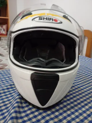 Casco de moto blanco con detalles