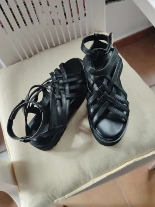 Sandalias tobilleras negras