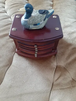 Scatola in legno vintage con figura di anatra