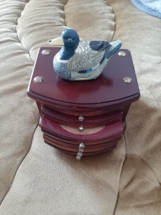 Scatola in legno vintage con figura di anatra