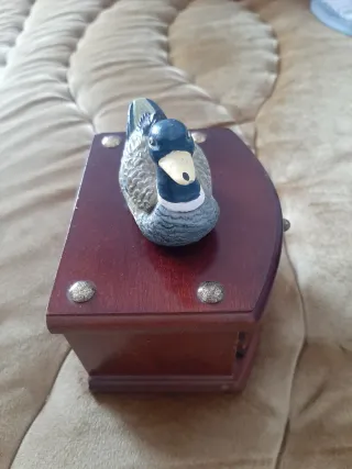 Scatola in legno vintage con figura di anatra