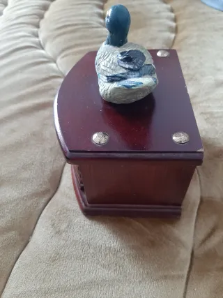 Scatola in legno vintage con figura di anatra