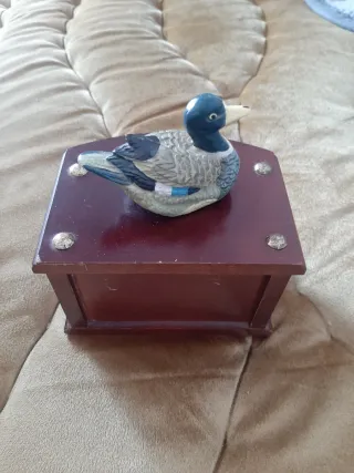 Scatola in legno vintage con figura di anatra