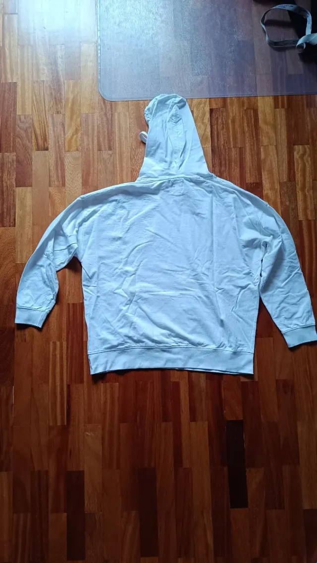 Sudadera con capucha blanca