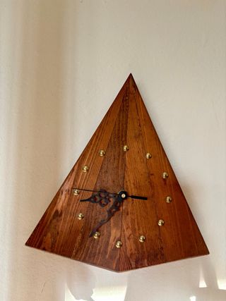 Orologio da parete triangolare in legno