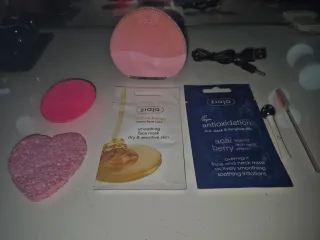 Limpiador facial eléctrico rosa  + 2 mascarillas