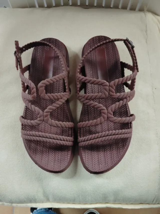 Sandalias marrones de tiras