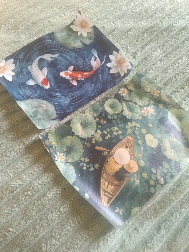 Stampe su tela con pesci koi e barca