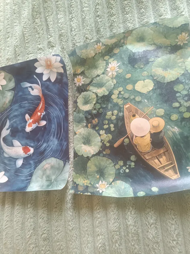 Stampe su tela con pesci koi e barca