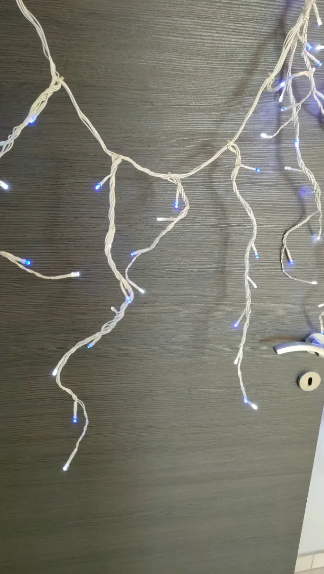 Catena luminosa cascata blu e bianche