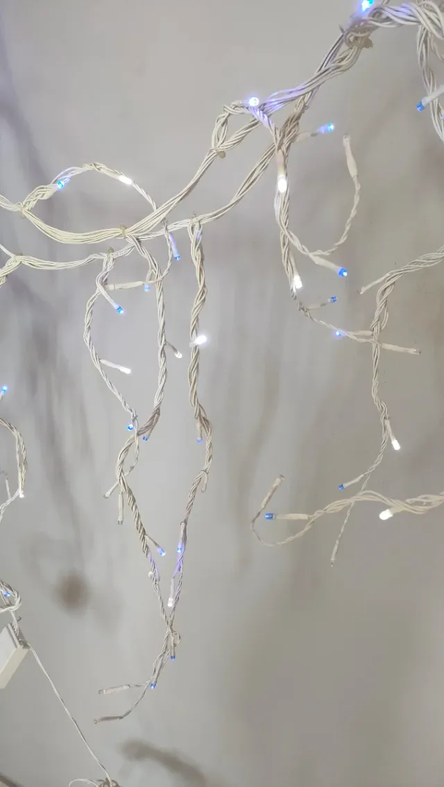 Catena luminosa cascata blu e bianche