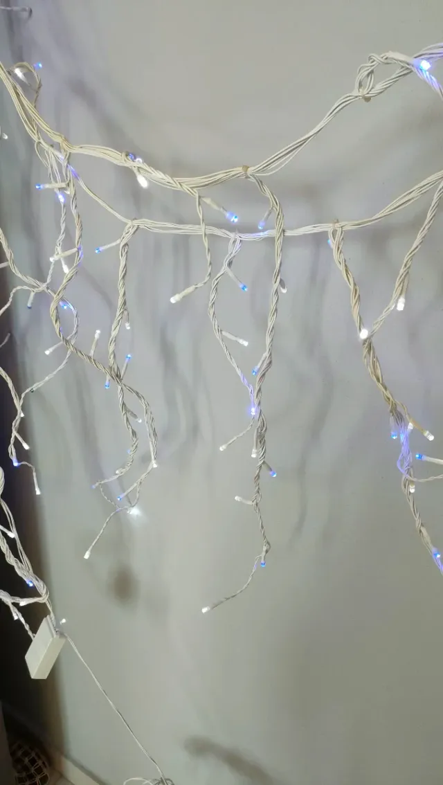 Catena luminosa cascata blu e bianche