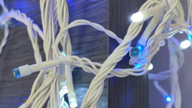 Catena luminosa cascata blu e bianche