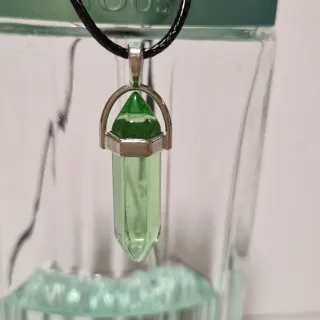 Collar colgante cristal verde .