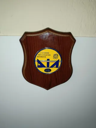 Stemma DIA in metallo e legno