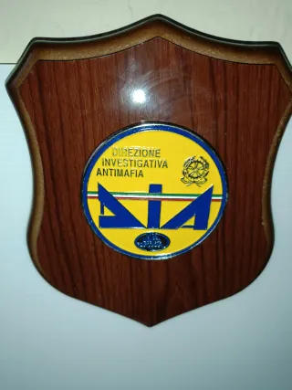 Stemma DIA in metallo e legno