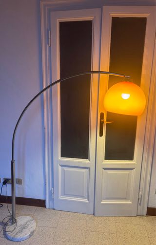 Lampada ad arco con paralume arancione