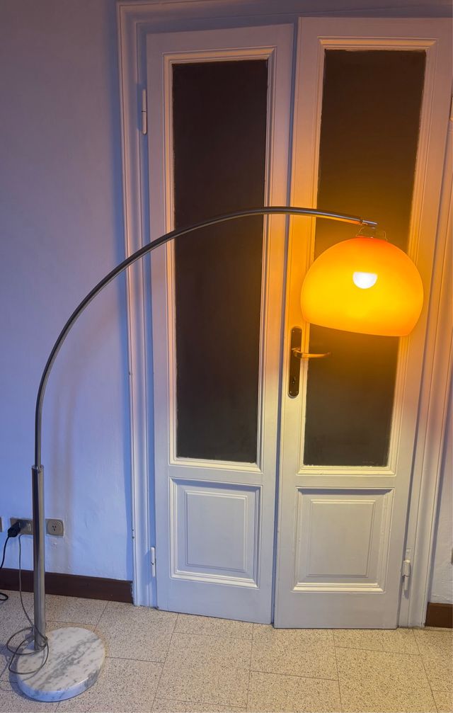 Lampada ad arco con paralume arancione