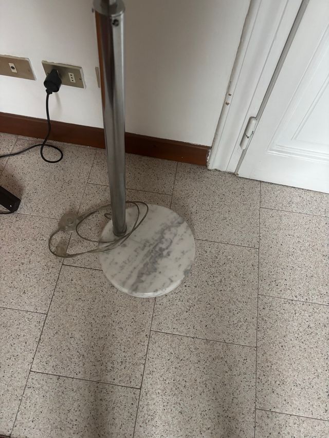 Lampada ad arco con paralume arancione