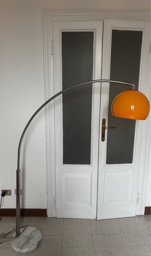 Lampada ad arco con paralume arancione