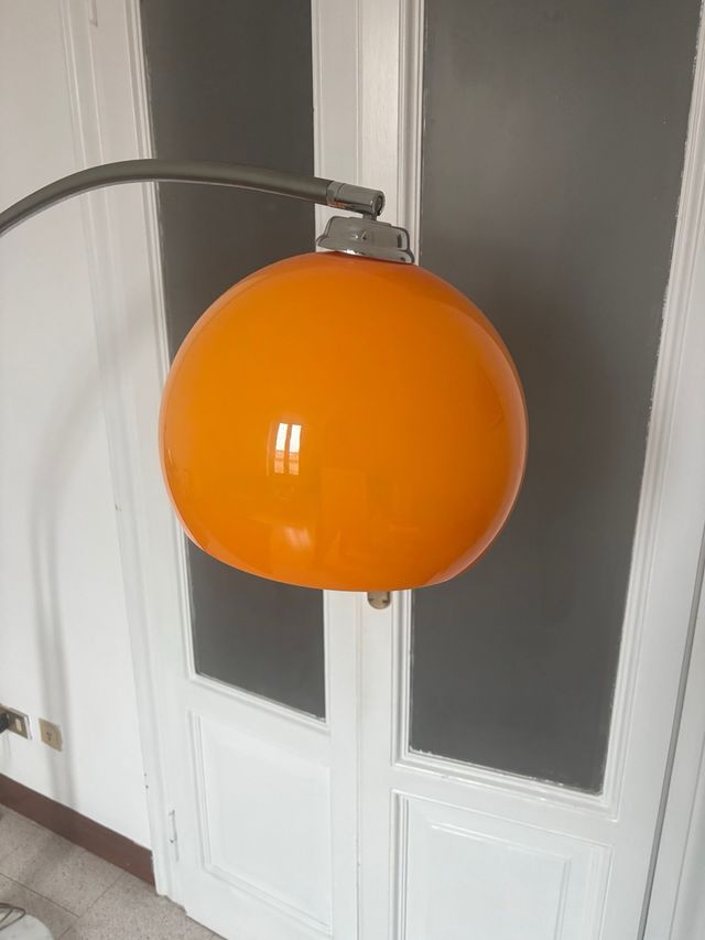 Lampada ad arco con paralume arancione