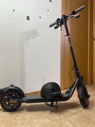 Patinete eléctrico negro con casco