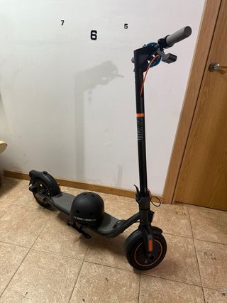 Patinete eléctrico negro con casco