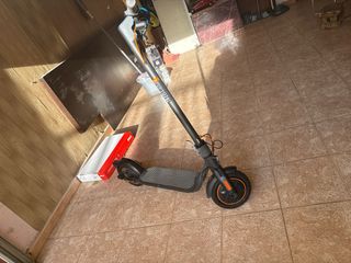 Patinete eléctrico negro con casco