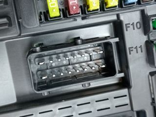 CAJA RELES / FUSIBLES OPEL CORSA F