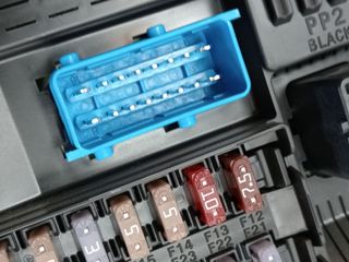 CAJA RELES / FUSIBLES OPEL CORSA F